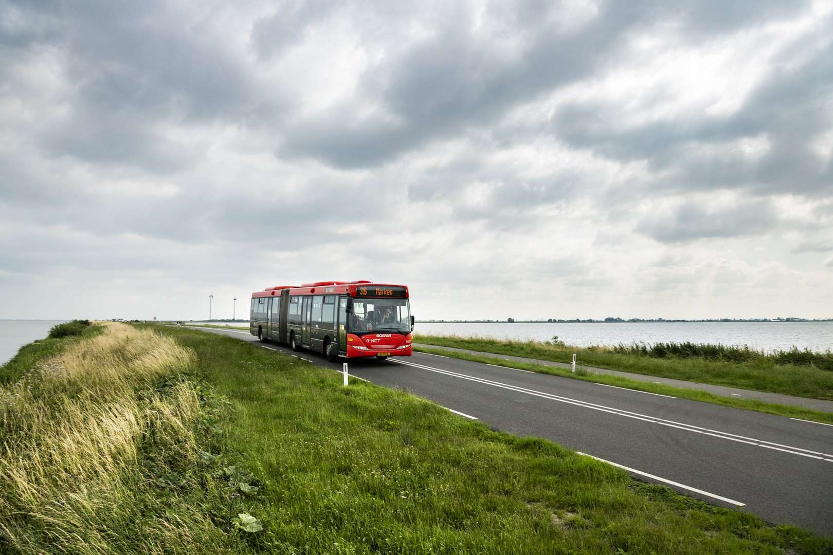 Rijdende bus op dijk